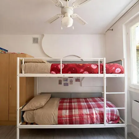 View And Private Garden House For 6